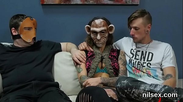 Una insolita adolescente è stata portata in un manicomio anale per una terapia disinibita