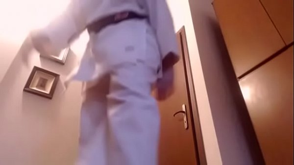 Sono il tuo insegnante di Karate e voglio dominarti come un piccolo verme