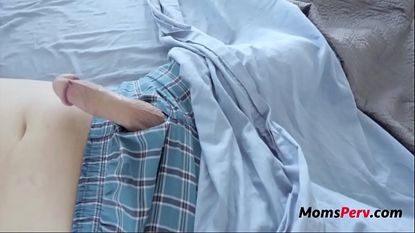 O enteado engana a madrasta e grava em uma GoPro