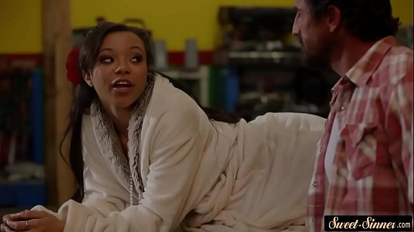 Adolescente ebano con i tacchi alti scopata appassionatamente