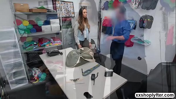 Angelica Cruz si inginocchia e succhia il cazzone degli LP