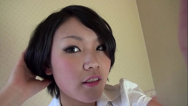 La mignonne J-Teen Sari se fait utiliser sa chatte poilue par son beau-père