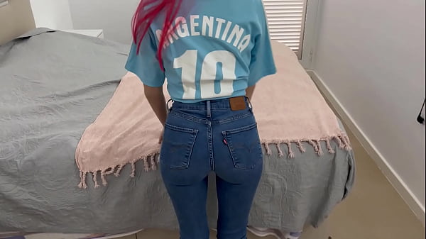 Ma voisine argentine m'appelle pour l'enregistrer en train de se masturber, je vais chez elle et elle est en jean moulant très provocateur