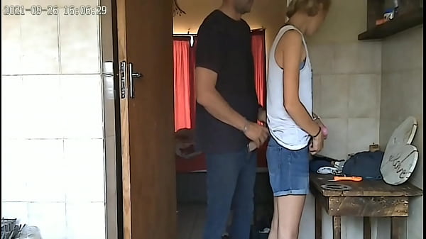 Spycam: ho sorpreso mio marito a tradirmi con la ragazza diciottenne della porta accanto