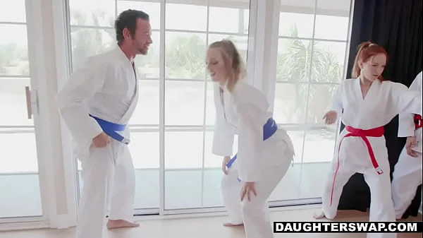 Un couple d'adolescents en chaleur adore baiser