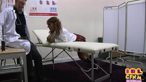 adolescente uniforme a 3 vie scopata nell'infermeria del medico