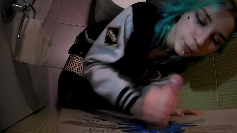 Ein echtes Gloryhole in einem tschechischen Hostel [Porno Sex Anal Blowjob hausgemachter Porno Hardcore Gloryhole Blowjob Sperma Sex MILF Teen Anal]