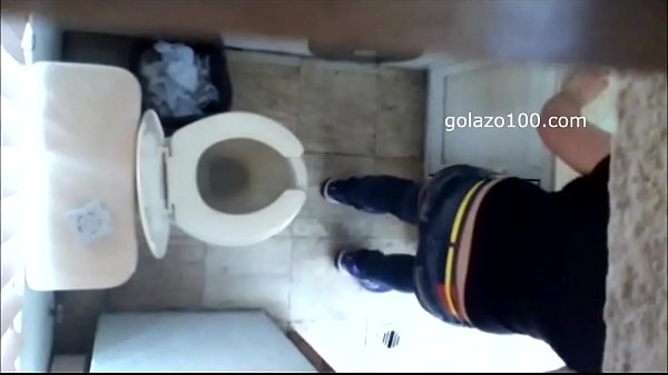 Jenny spiava in bagno